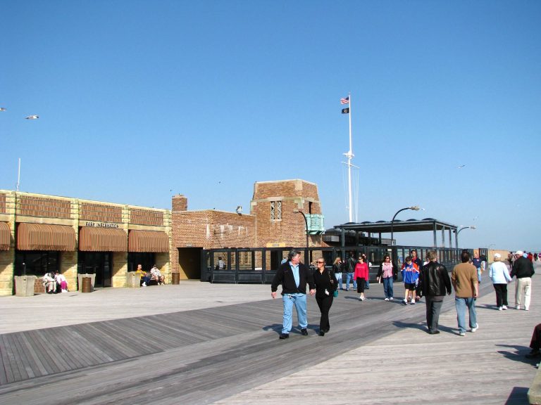 An afternoon crowd along the Jones Beach boardwalk.